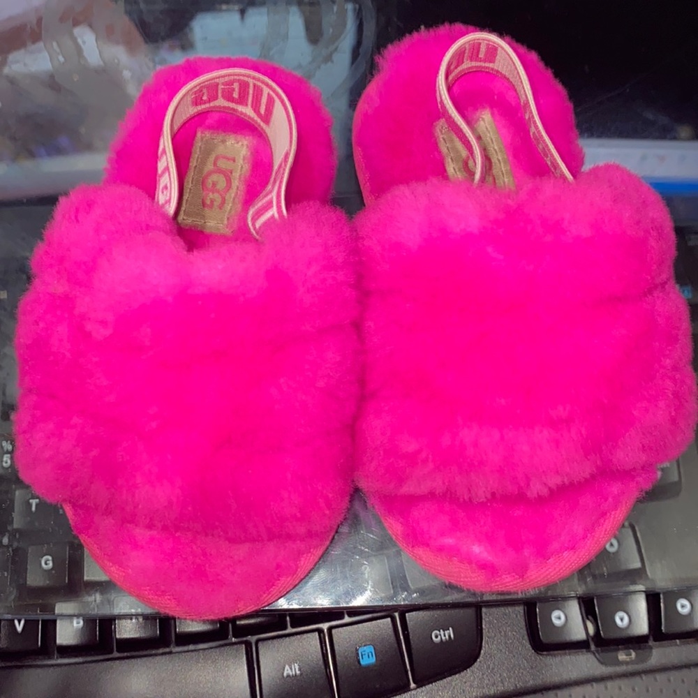 ALMOST NEW, WORN TWICE PINK UGG FLUFFY SANDALS TODDLER GIRL SIZE 7